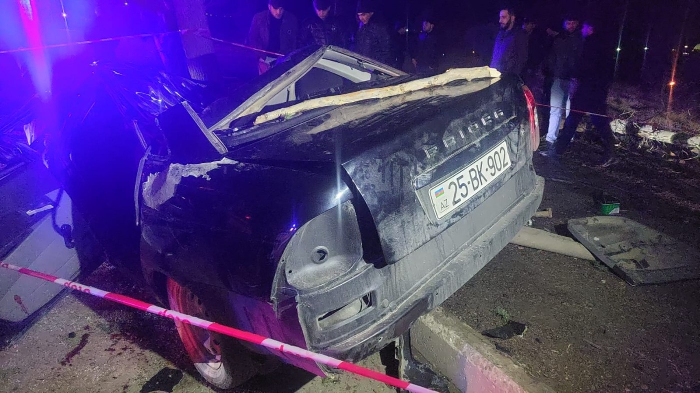 Gəncədə minik maşını ağaca çırpıldı, ölənlər var - FOTOLAR